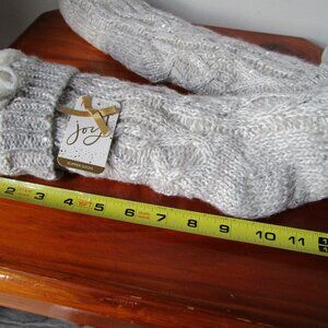 Beige slipper socks. Slip resistant bottom with tassles and lining.